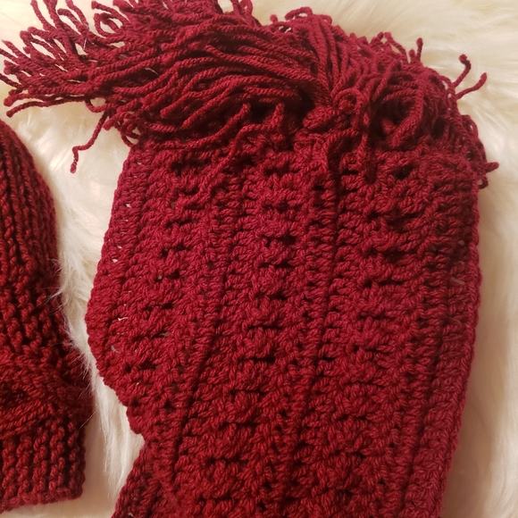 Red knit hat and matching scarf - Picture 3 of 3